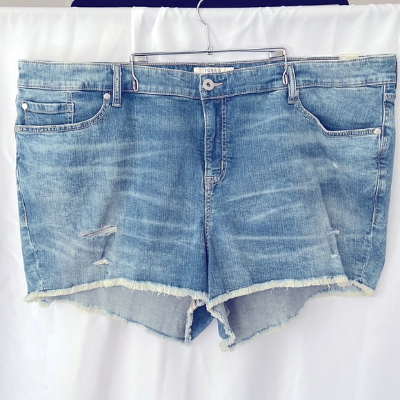 Torrid HIGH RISE SHORT SHORT - VINTAGE STRETCH LIGHT WASH  Size 26 (4X) - Picture 8 of 8